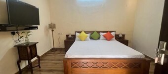 Colonel Dugal's - Near Taj, Fort & Shopping