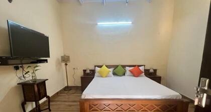 Colonel Dugal's - Near Taj, Fort & Shopping