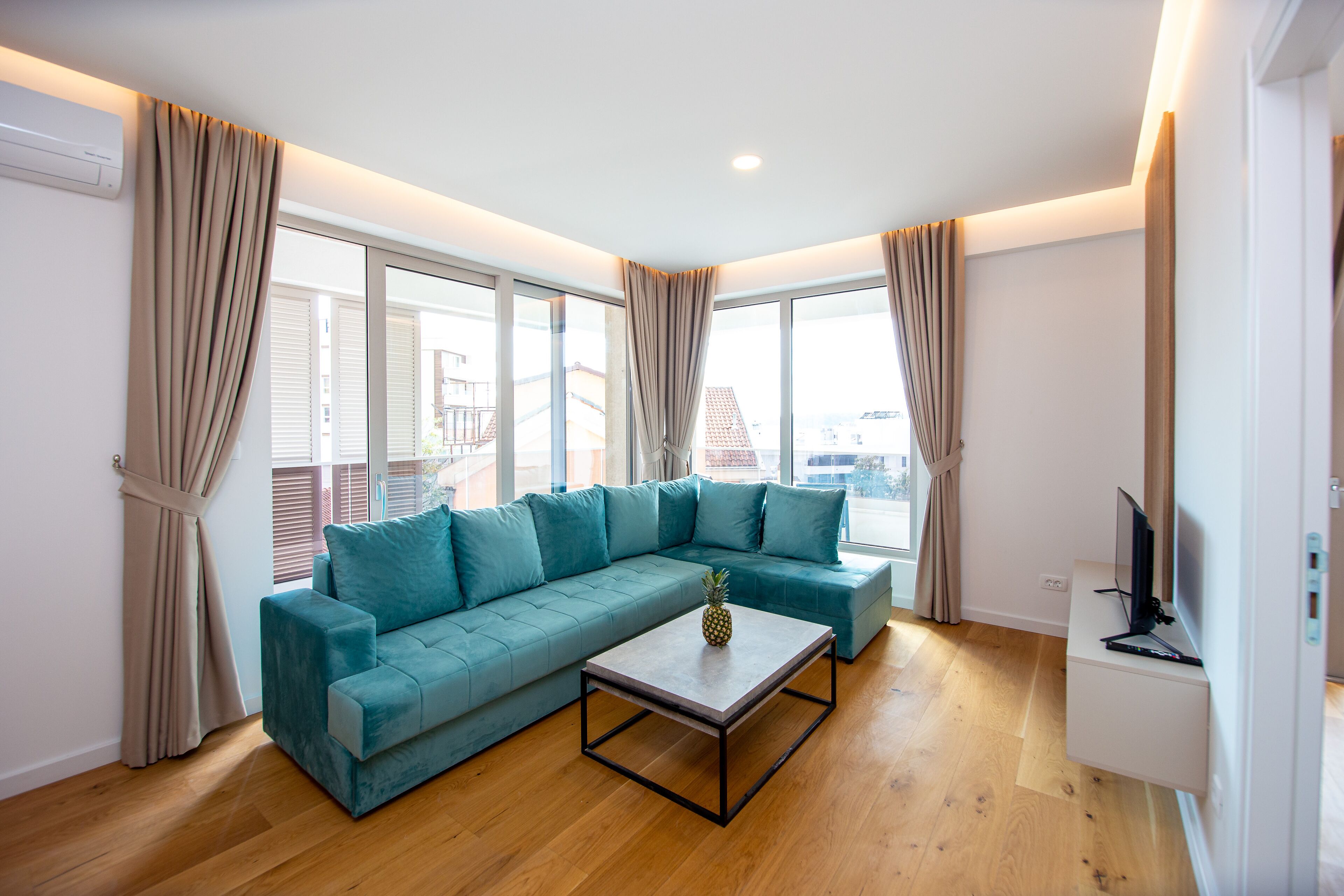 Apartamento superior | Cocina privada | Frigorífico, placa de cocina, hervidor eléctrico y trona infantil