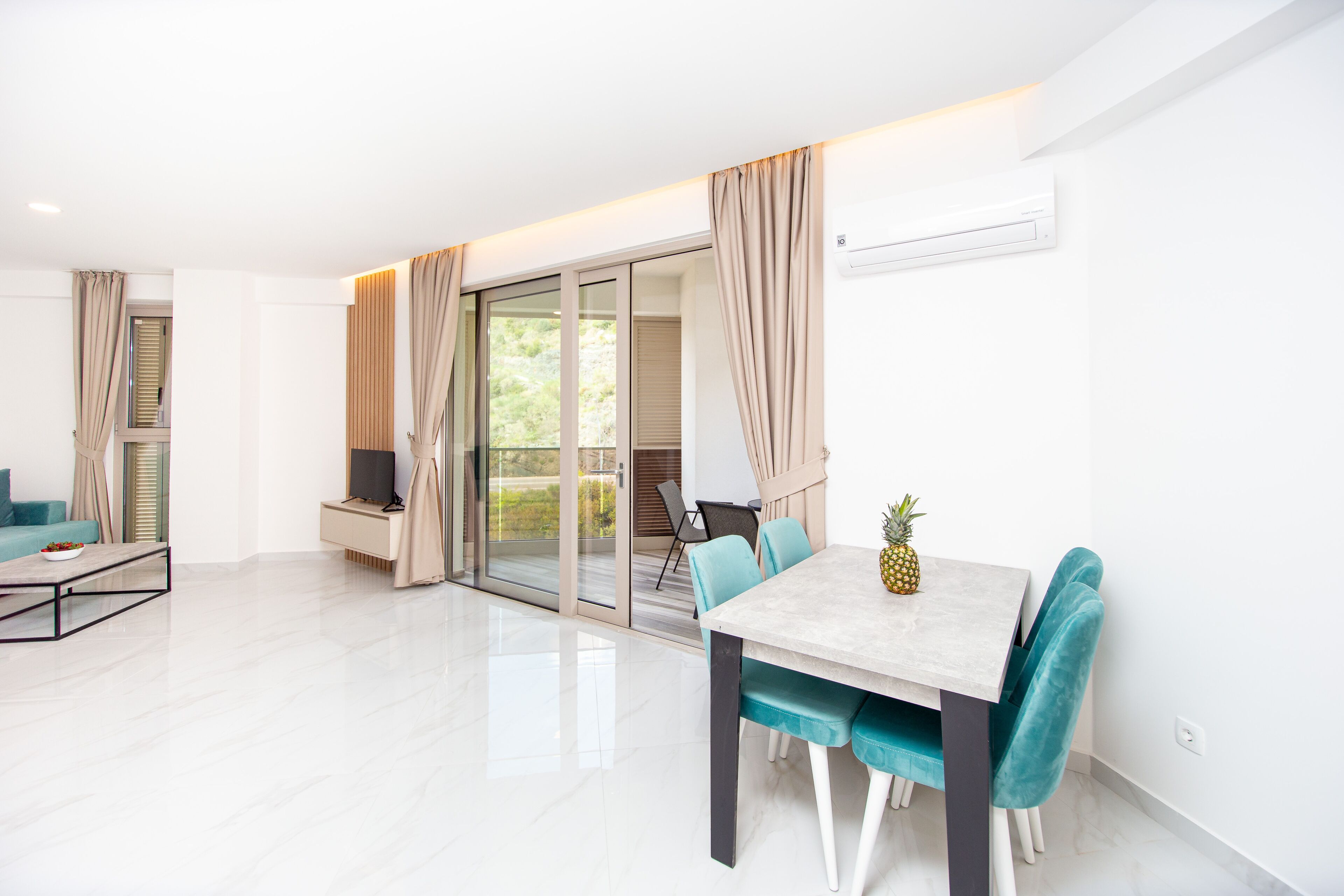Deluxe Studio | Living area | Flat-screen TV