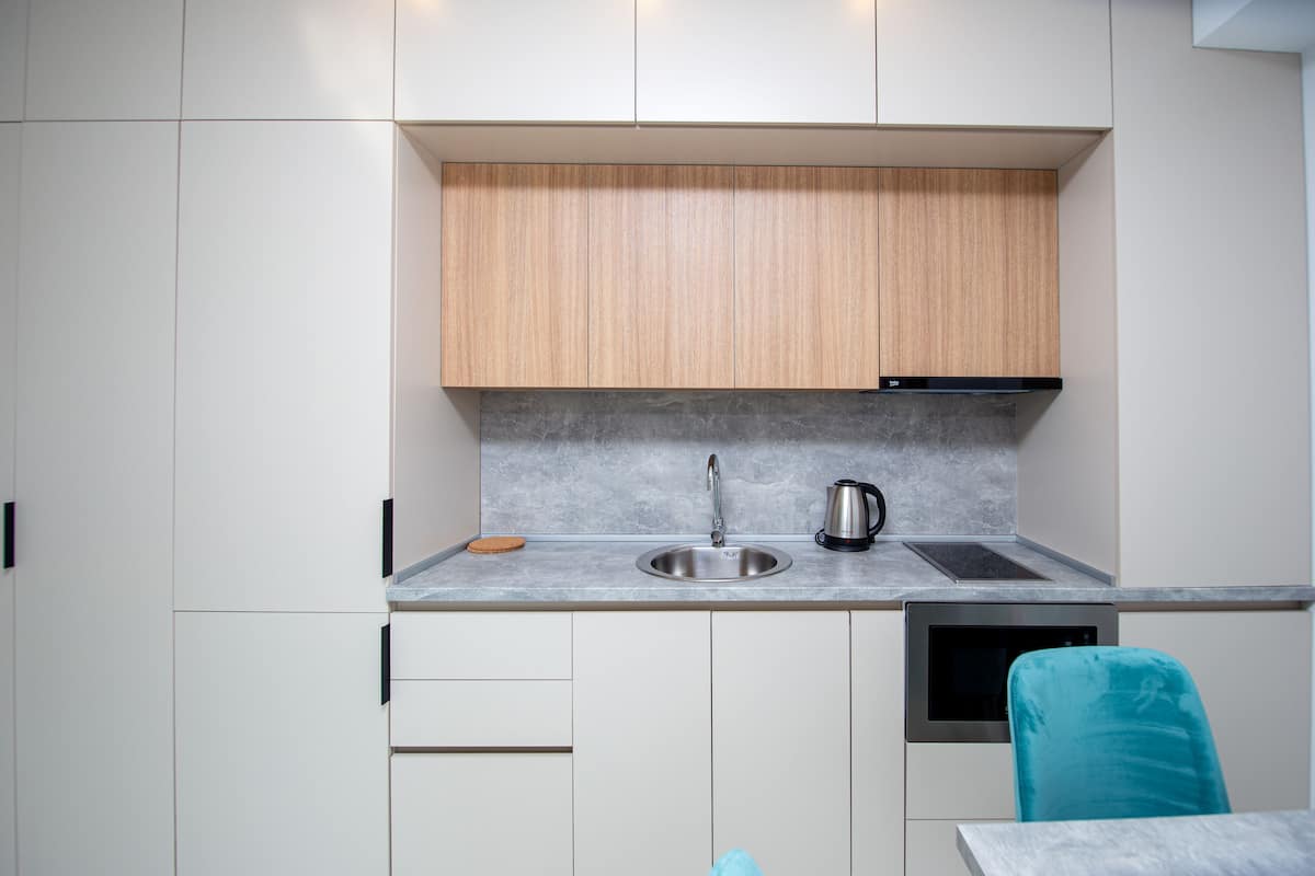 Classic Studio | Private kitchen | Fridge, stovetop, electric kettle, high chair