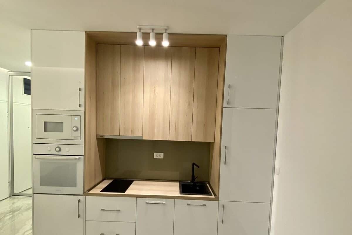 Club Apartment | Private kitchen | Fridge, stovetop, electric kettle, high chair