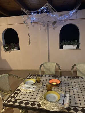 Outdoor dining - Villa nestled in the countryside, within walking distance of the sea! (Rodi Garganico, Puglia)