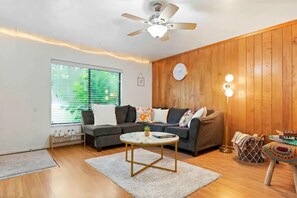 Living area - Bienvenidos! Gainesville Casita ! (Gainesville)