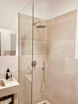 Douche, sèche-cheveux, bidet, serviettes fournies
