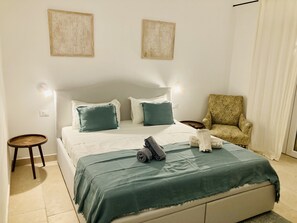 4 bedrooms, in-room safe, desk, free WiFi