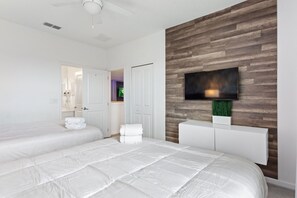 12 bedrooms, desk, iron/ironing board, travel cot - Modern Home, Family Friendly, 15 mins to Disney, Sleeps 32 (Kissimmee)