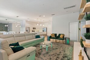 Smart TV, video games - Modern Home, Family Friendly, 15 mins to Disney, Sleeps 32 (Kissimmee)