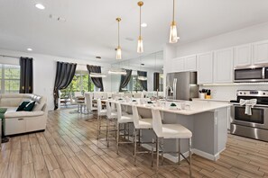 Fridge, microwave, oven, stovetop - Modern Home, Family Friendly, 15 mins to Disney, Sleeps 32 (Kissimmee)