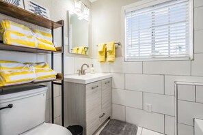 Hiustenkuivaaja, pyyhkeet, saippua, sampoo