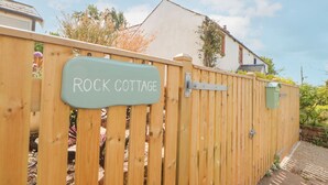 A wooden fence with a sign that reads "Rock Cottage." - Rock Cottage (Penrith)