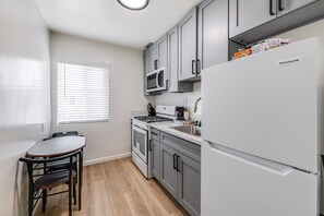 Private kitchen - Clean & Cozy Sunny Pool Retreat! (Los Angeles)