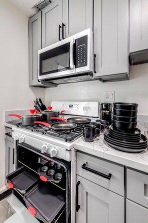 Private kitchen - Clean & Cozy Sunny Pool Retreat! (Los Angeles)