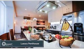 Réfrigérateur, four à micro-ondes, un four, surface de cuisson