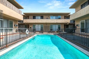 Pool - Pool Sun & Fun in Vibrant K-town (Los Angeles)