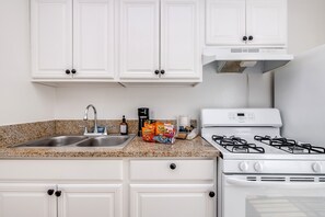 Private kitchen - Pool Sun & Fun in Vibrant K-town (Los Angeles)