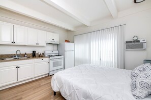 Private kitchen - Pool Sun & Fun in Vibrant K-town (Los Angeles)