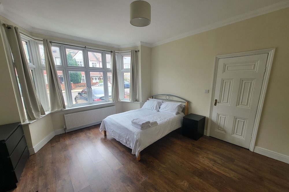Spacious Central 5 Bedroom House by Tube Station