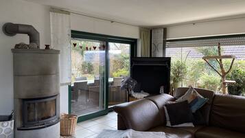 Smart TV, fireplace, books, stereo