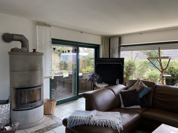 Smart-tv, pejs, bøger, stereoanlæg