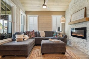 Smart TV, chimenea, reproductor de DVD y estéreo 
