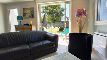 Televisie, een dvd-speler en boeken