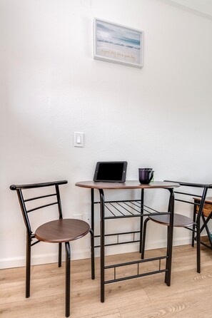 Dining - Sunshine & Pool in vibrant KTown (Los Angeles)