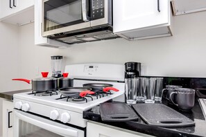 Private kitchen - Sunshine & Pool in vibrant KTown (Los Angeles)