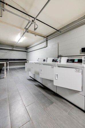 Interior - Sunshine & Pool in vibrant KTown (Los Angeles)