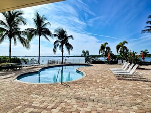 A heated pool - Amazing Waterfront Condo - 2 bedroom 2 bath - Large Balcony Comfortable Condo (St. Petersburg)