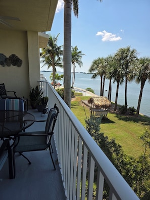 Outdoor dining - Amazing Waterfront Condo - 2 bedroom 2 bath - Large Balcony Comfortable Condo (St. Petersburg)