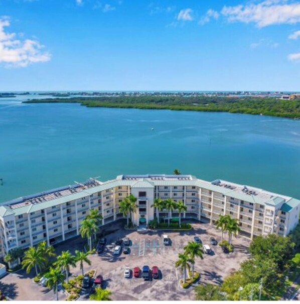 Exterior - Amazing Waterfront Condo - 2 bedroom 2 bath - Large Balcony Comfortable Condo (St. Petersburg)