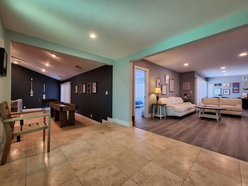 9882 · The Ultimate Disneyland Vacation Mansion