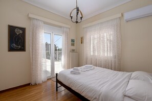 2 bedrooms, desk, iron/ironing board, travel cot