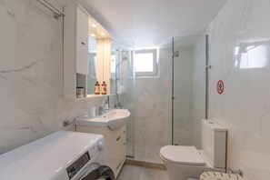 Dusche, Haartrockner, Handtücher, Seife