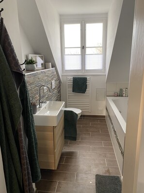 Duschwanne, Handtücher, Seife, Toilettenpapier