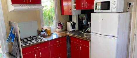 冷蔵庫、電子レンジ、コンロ、コーヒー / ティーメーカー