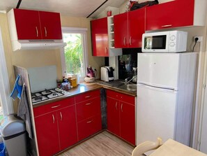 Réfrigérateur, micro-ondes, plaque de cuisson, cafetière/bouilloire