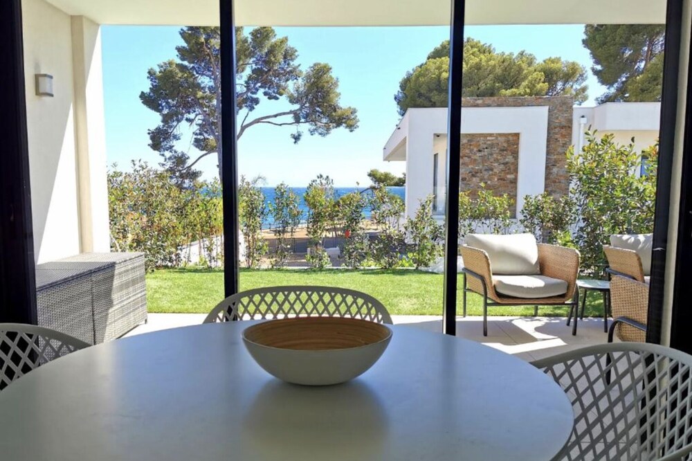 T2 sea view at Les Pins Penchés!