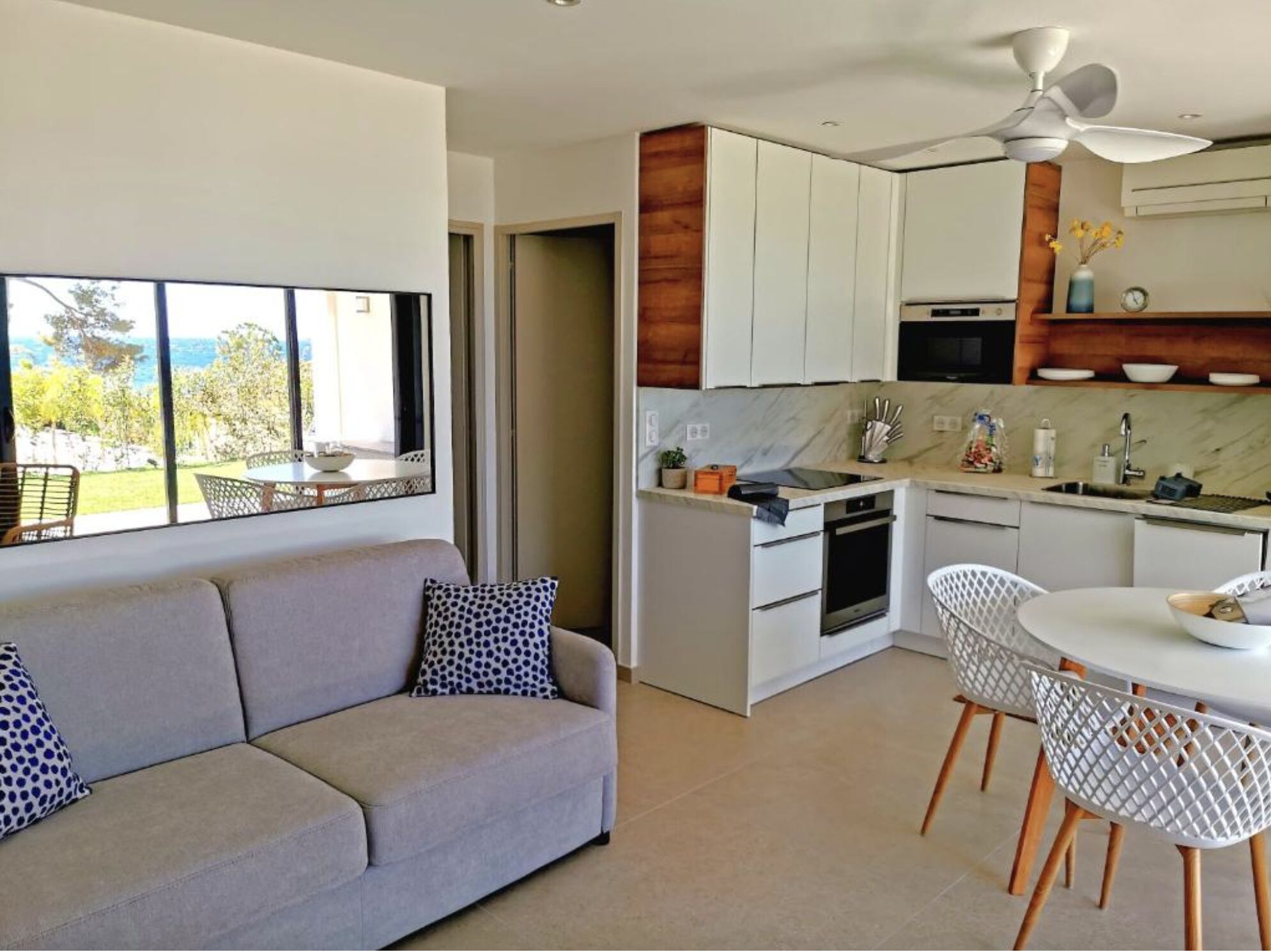 T2 sea view at Les Pins Penchés!