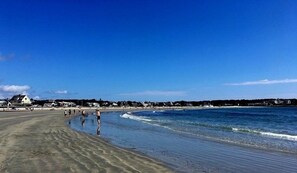 Chaises longues, serviettes de plage