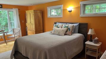 4 bedrooms, desk, iron/ironing board, travel crib