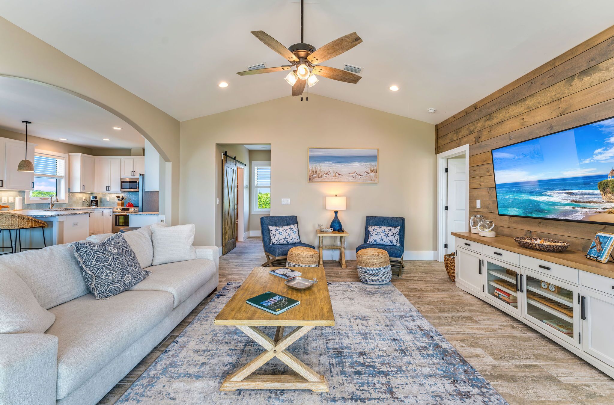 Book now!! 4 bedrooms, pool, elevator, beautiful inside. Sleeps 9 