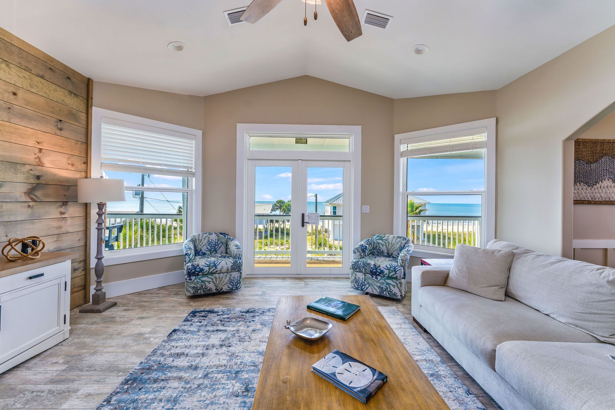 Book now!! 4 bedrooms, pool, elevator, beautiful inside. Sleeps 9 