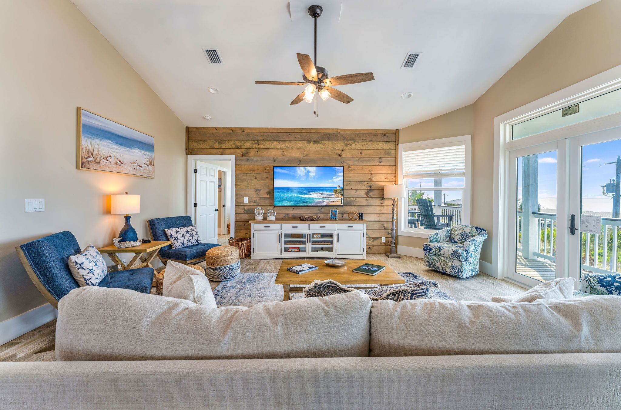 Book now!! 4 bedrooms, pool, elevator, beautiful inside. Sleeps 9 