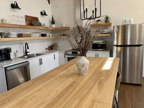 Fridge, microwave, oven, stovetop - Copper Shore Lake House - Keirstead (Cambridge-Narrows)