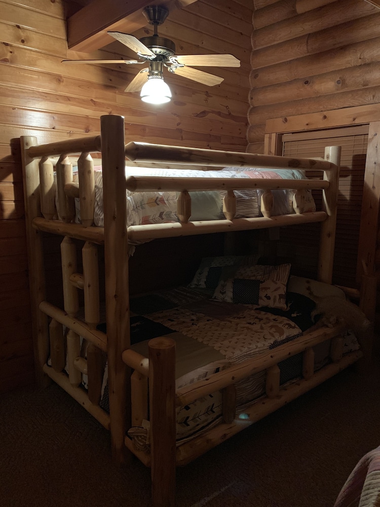 Tall Pines Lodge with private pond and sauna. Frederic Vrbo