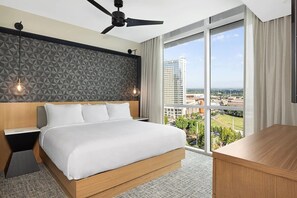 2 bedrooms, in-room safe, iron/ironing board, WiFi - 2BD/Atlanta - Downtown w/Rooftop Pool and Pool Bar! (Atlanta)
