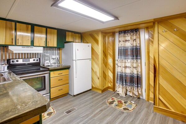 Fridge, microwave, stovetop, dishwasher