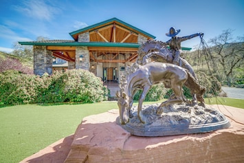 Hopland Vacation Rental | 2BR | 3.5BA | Steps Required | 3,098 Sq Ft